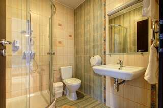 Отели типа «постель и завтрак» Aerohotel Вильнюс Трехместный номер «Комфорт» с душем-5